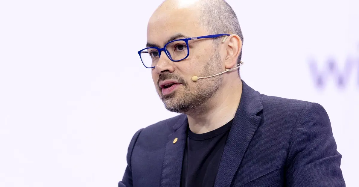 google thay doi lanh dao ai demis hassabis len lam chu tich deepmind va chief scientist cua alphabet