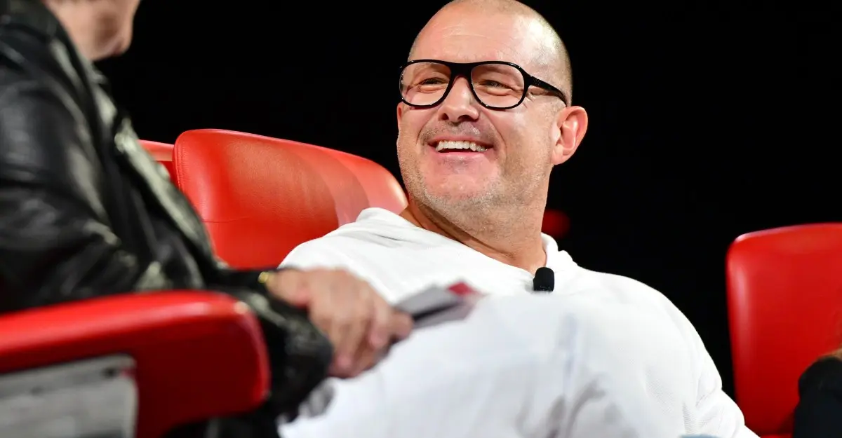jony ive thiet ke loa thong minh openai dang banh donut kich thuoc bang puck