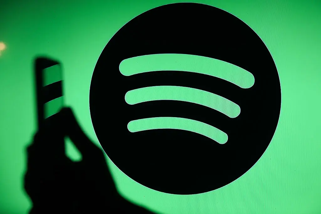 spotify hop tac merlin mo rong du an ai remix va cover nhac co ban quyen