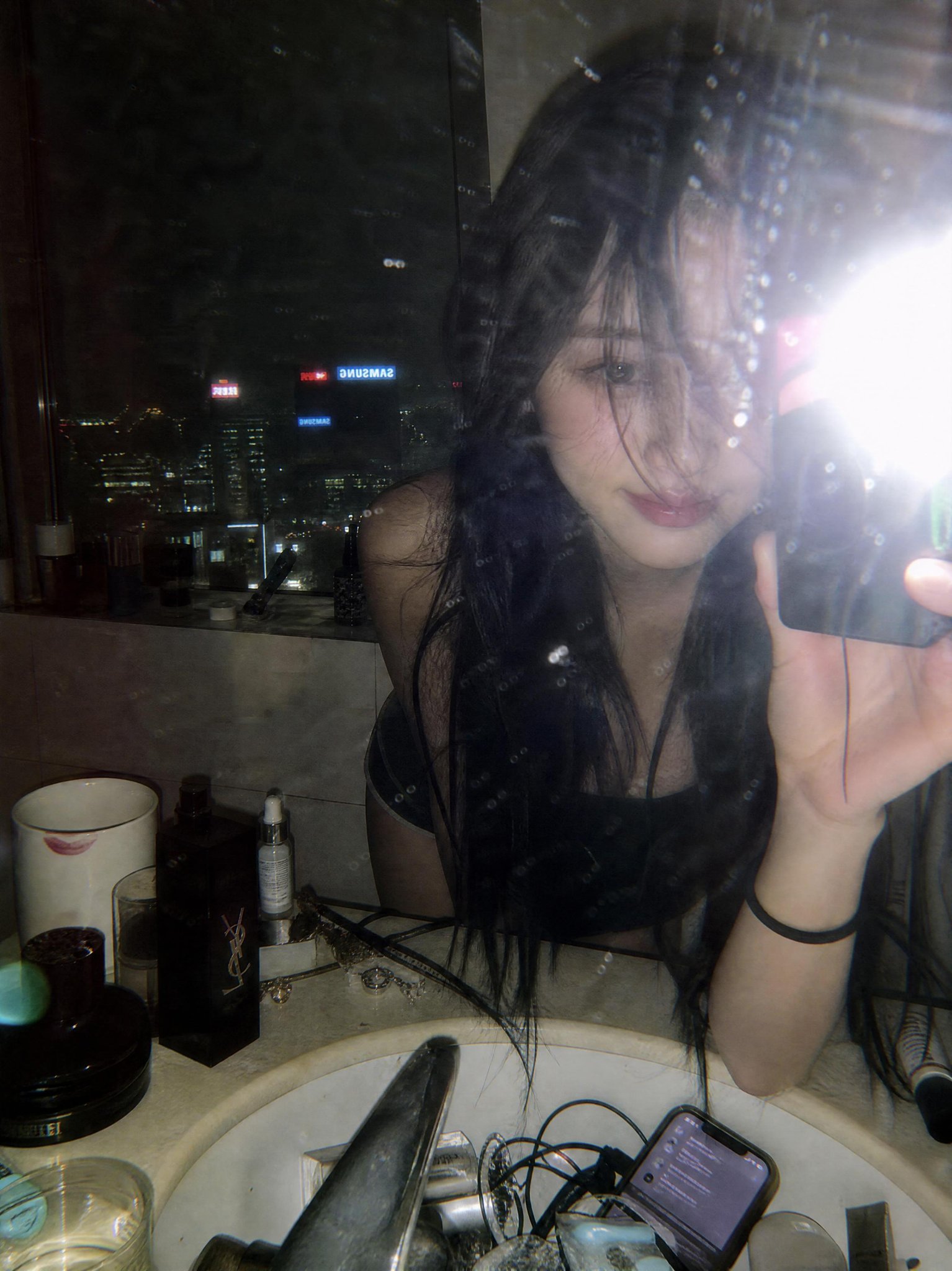 Selfie trước gương phòng tắm cao tầng phong cách Y2K
